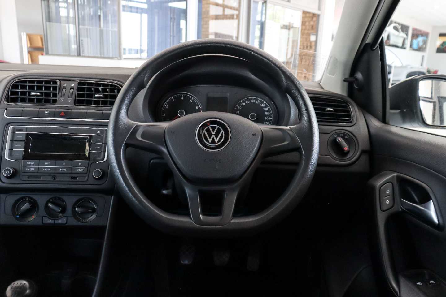 VOLKSWAGEN POLO VIVO 1.4 TRENDLINE (5DR) - 12 