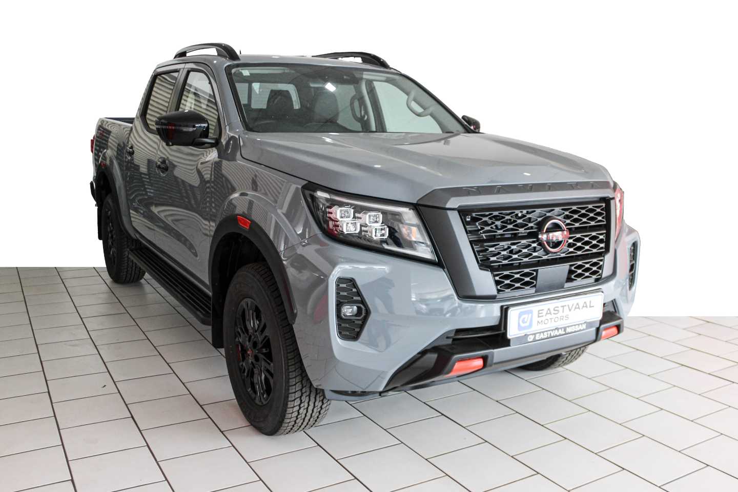 NISSAN NAVARA 2.5DDTI PRO-2X A/T D/C P/U for Sale in South Africa