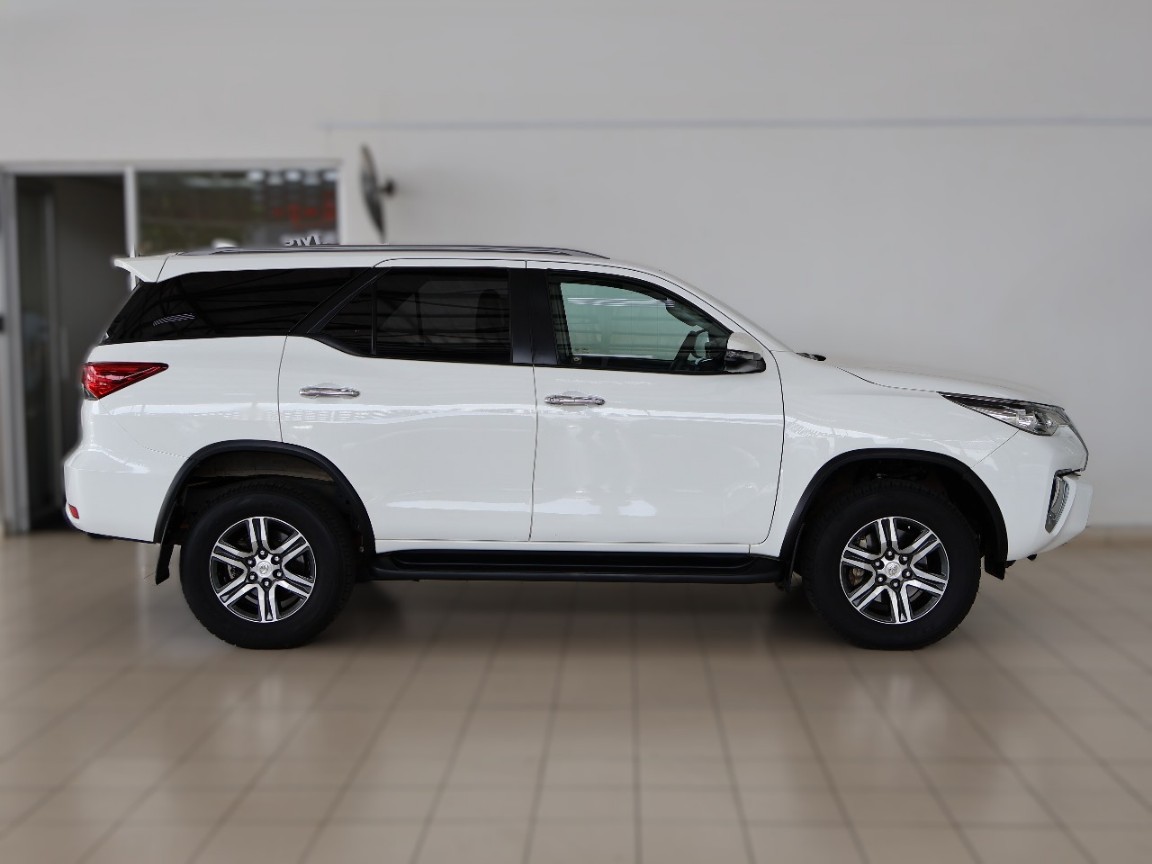 TOYOTA FORTUNER 2.4GD-6 R/B A/T - 3 