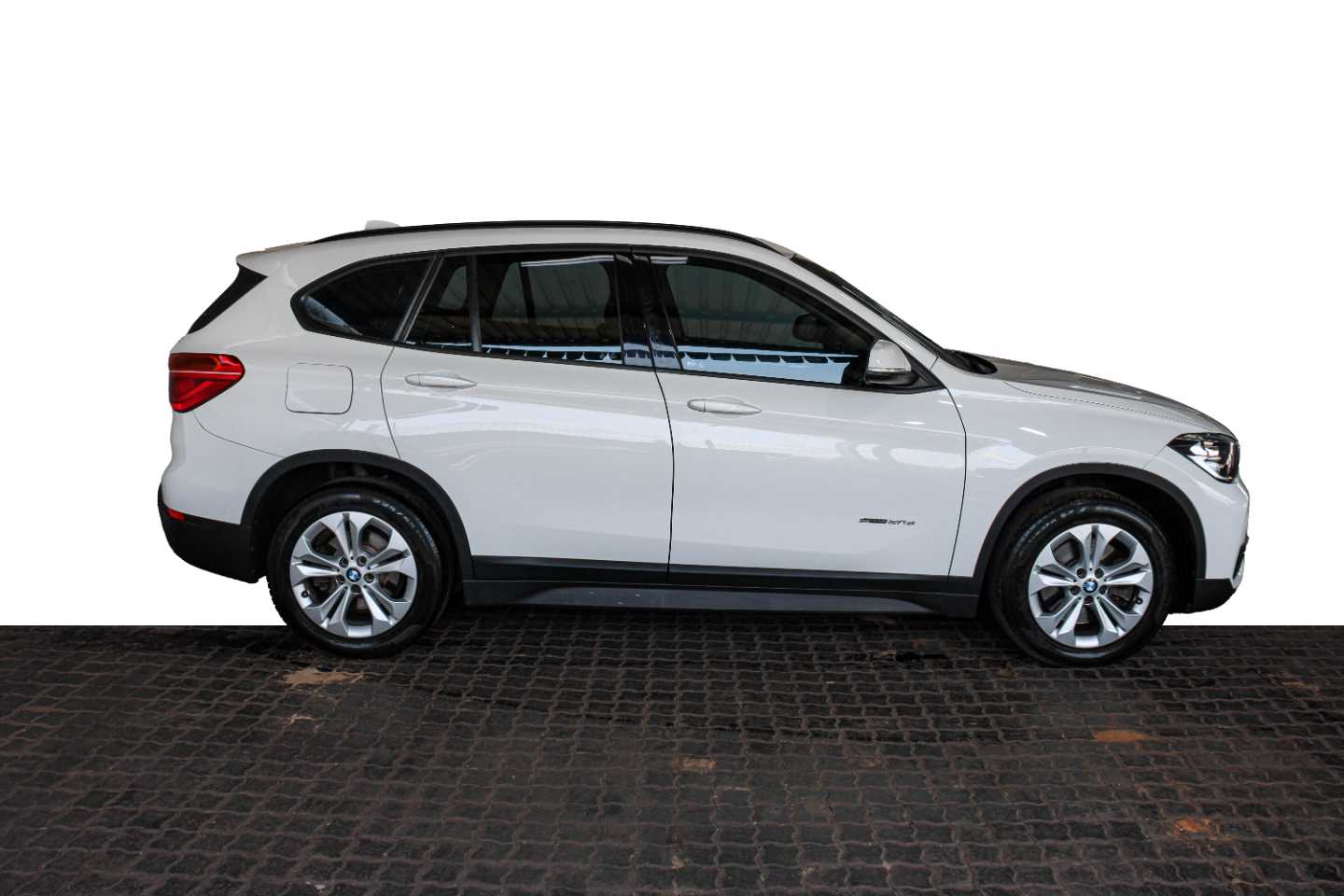 BMW X1 sDRIVE20d A/T (F48) - 16 