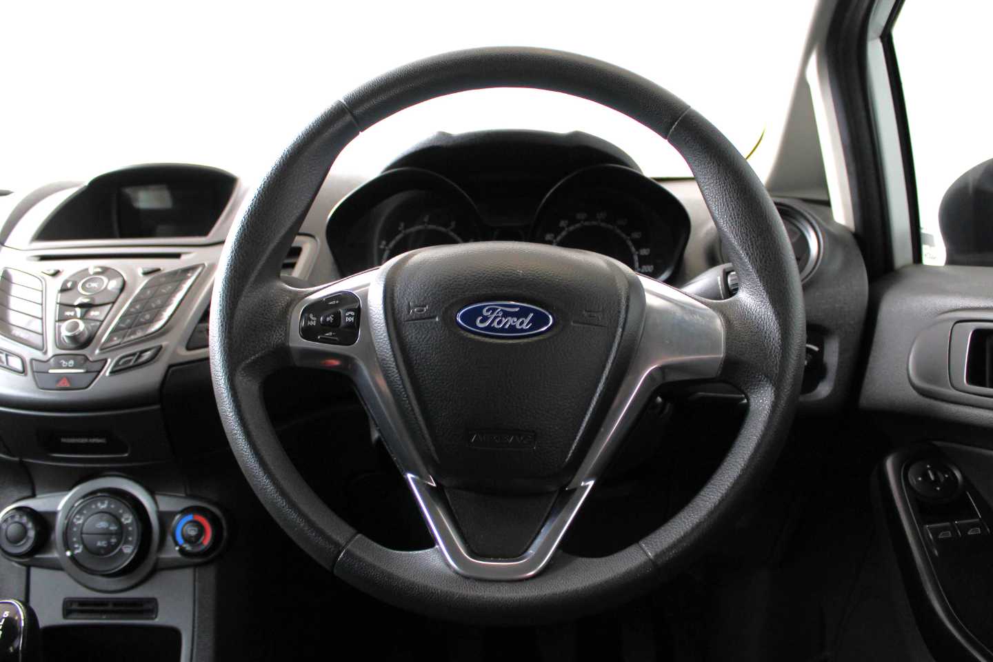 FORD FIESTA 1.4 AMBIENTE 5 Dr - 14 