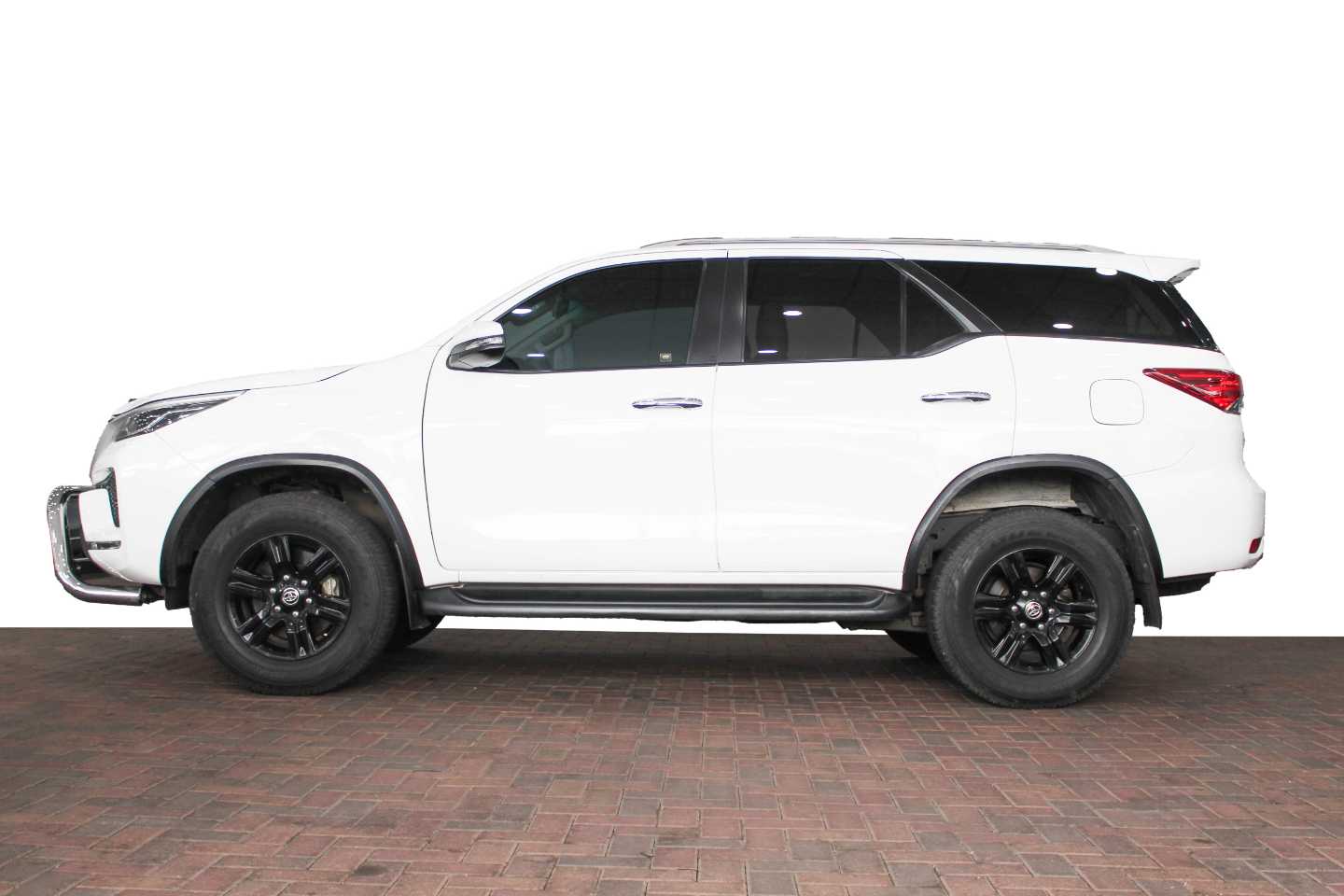 TOYOTA FORTUNER 2.4GD-6 R/B A/T - 3 