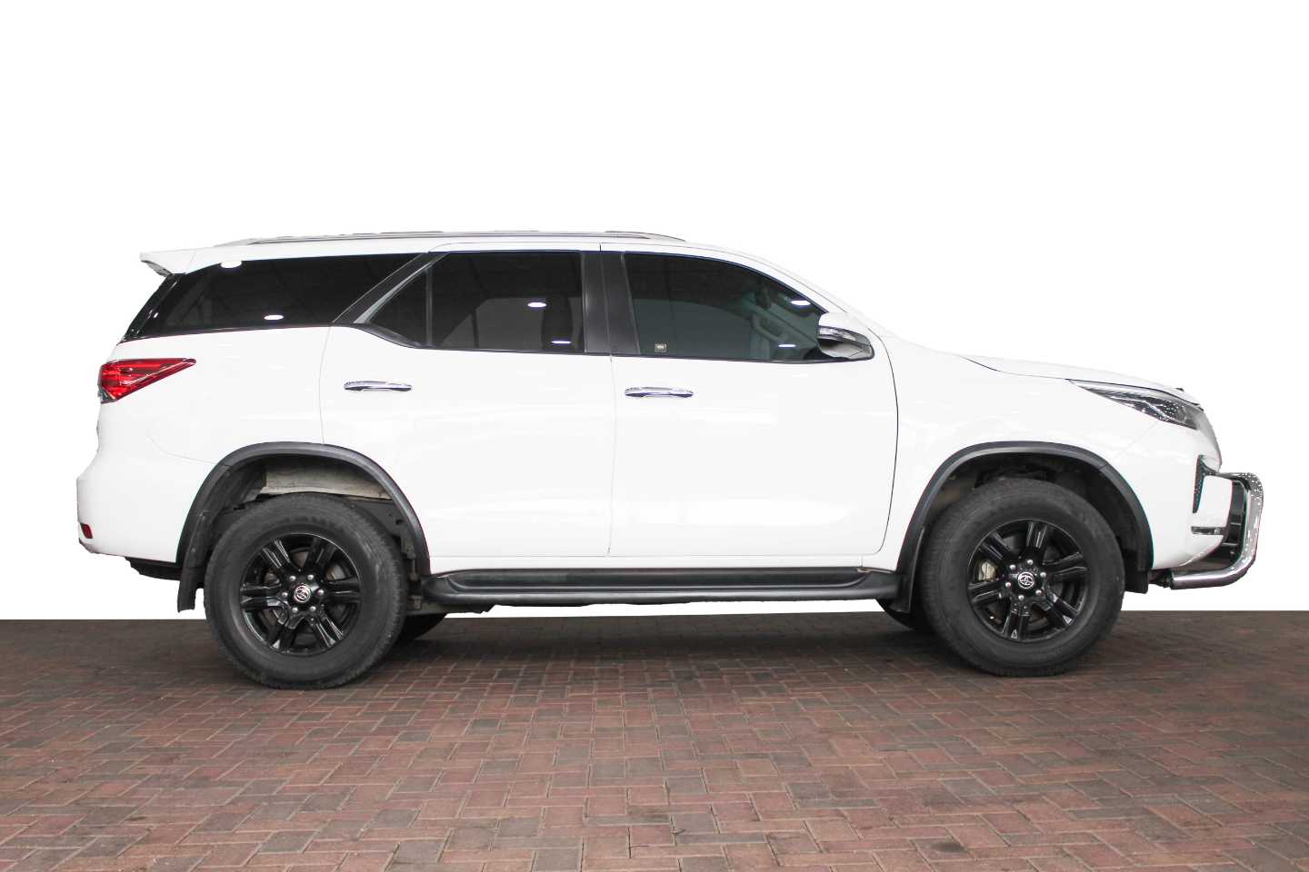 TOYOTA FORTUNER 2.4GD-6 R/B A/T - 9 