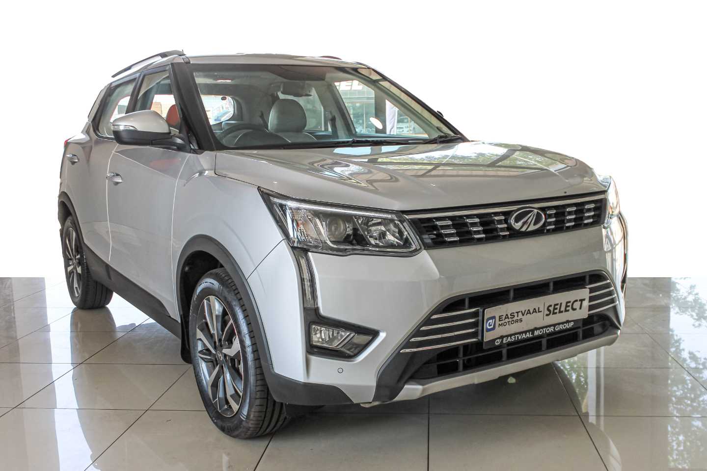 MAHINDRA XUV300 1.5D (W8) - 0 