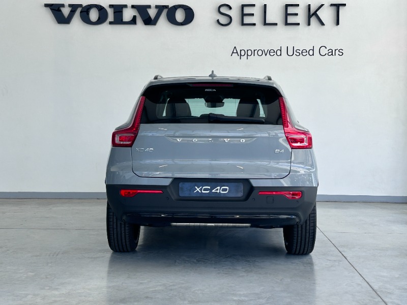 Automatic VOLVO XC40 B4 GEARTRON ULTIMATE DARK (MILD HYBRid) 2024 for sale