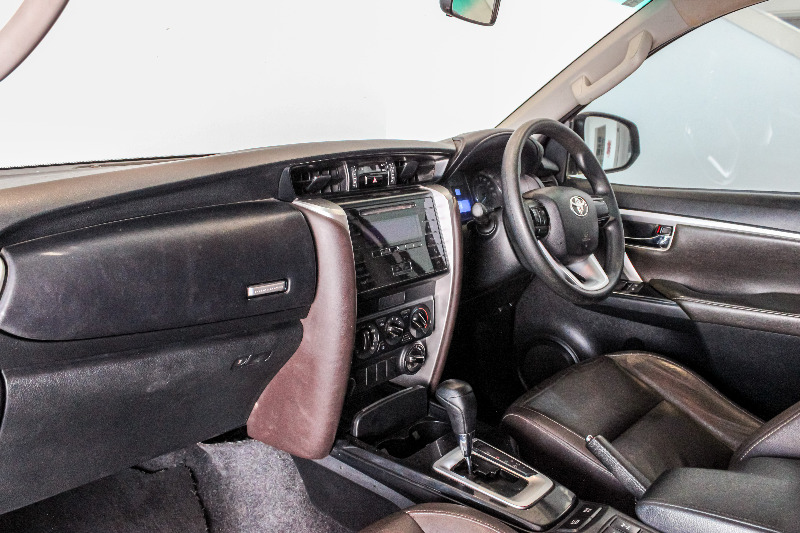 TOYOTA FORTUNER 2.4GD-6 4X4 A/T - 15 