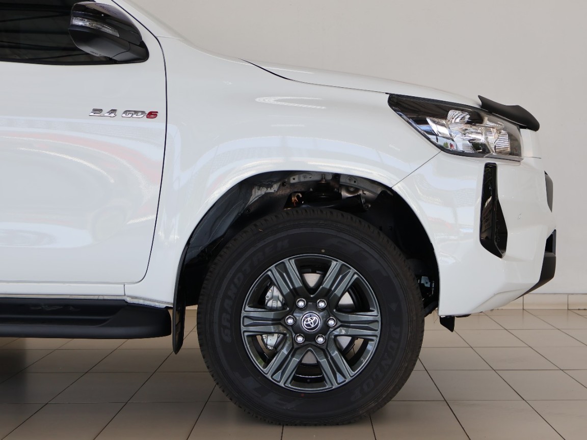 TOYOTA HILUX 2.4 GD-6 RAIDER 4X4 A/T P/U D/C - 2 