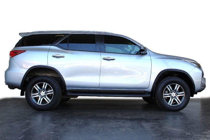 TOYOTA FORTUNER 2.4GD-6 R/B A/T - 3 