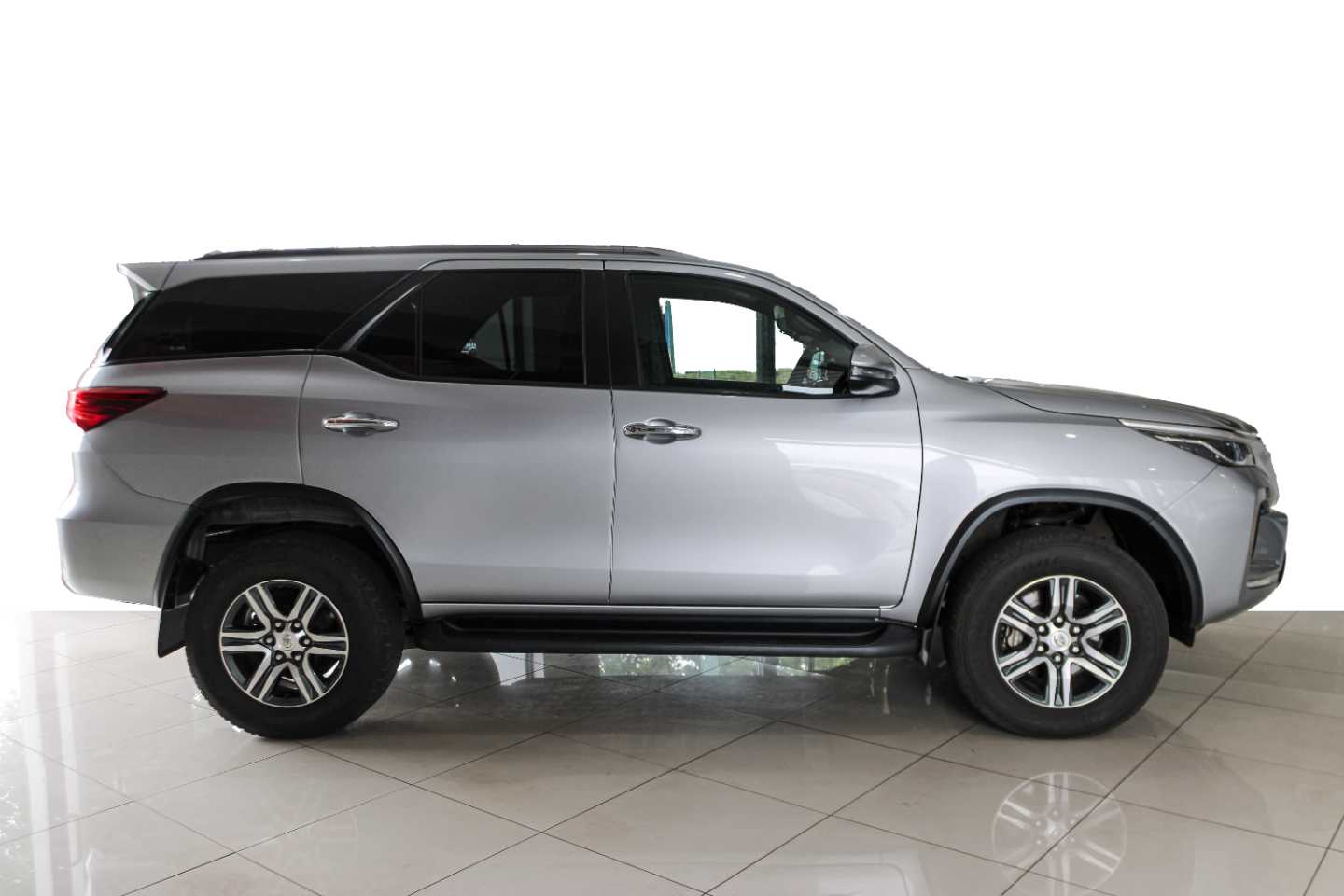 TOYOTA FORTUNER 2.4GD-6 R/B A/T - 10 