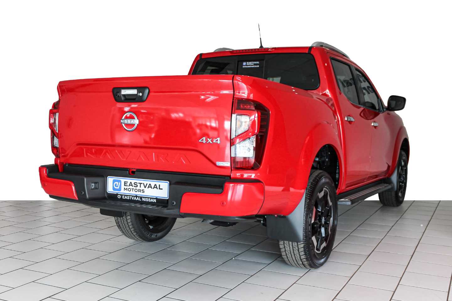 NISSAN NAVARA 2.5DDTI LE/LE PLUS 4X4 A/T D/C P/U - 5 