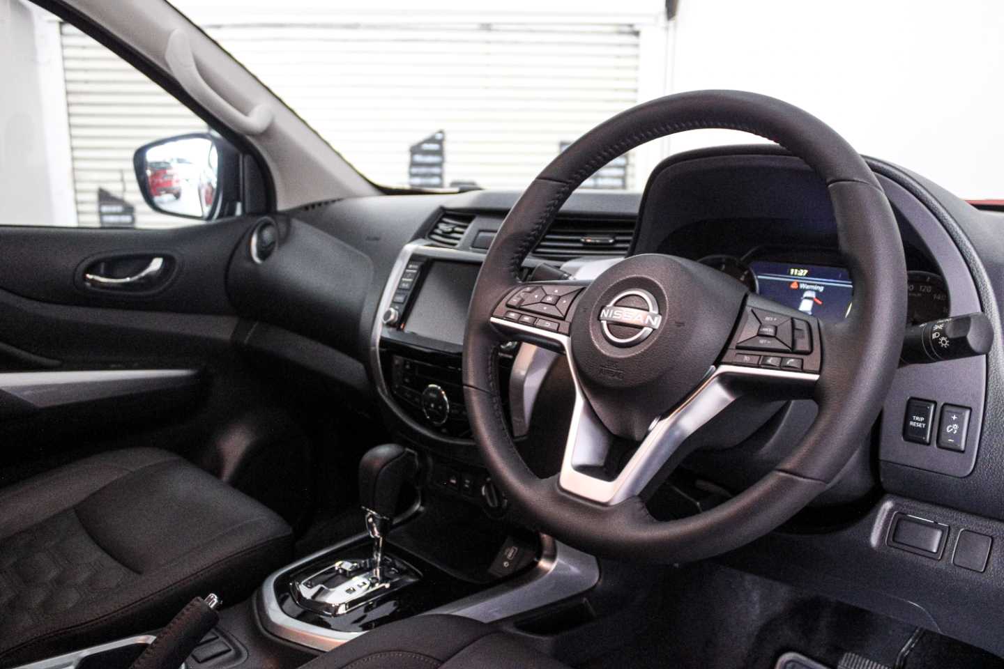 NISSAN NAVARA 2.5DDTI LE/LE PLUS 4X4 A/T D/C P/U - 15 