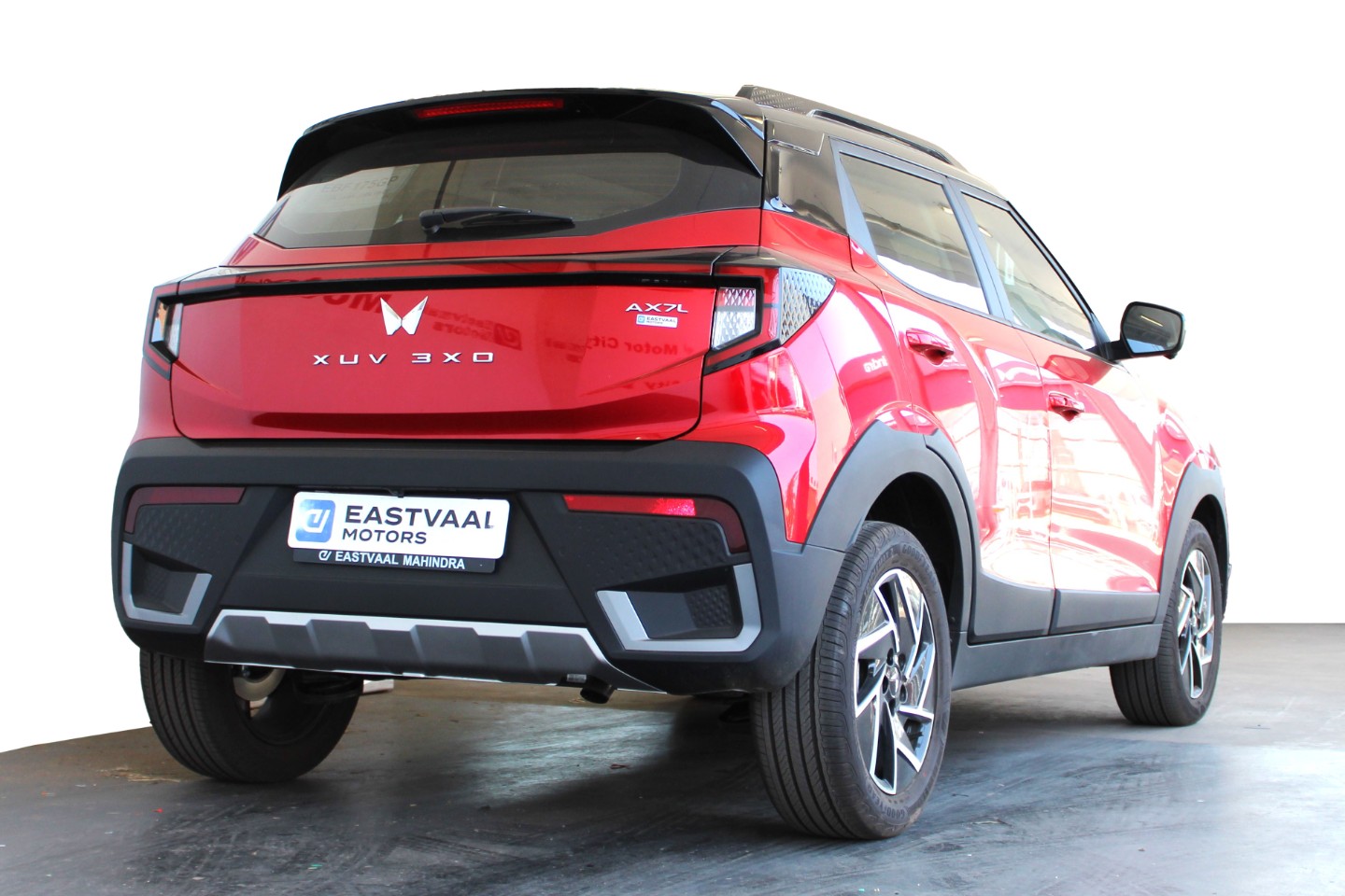 MAHINDRA XUV3XO 1.2T AX7L A/T - 5 