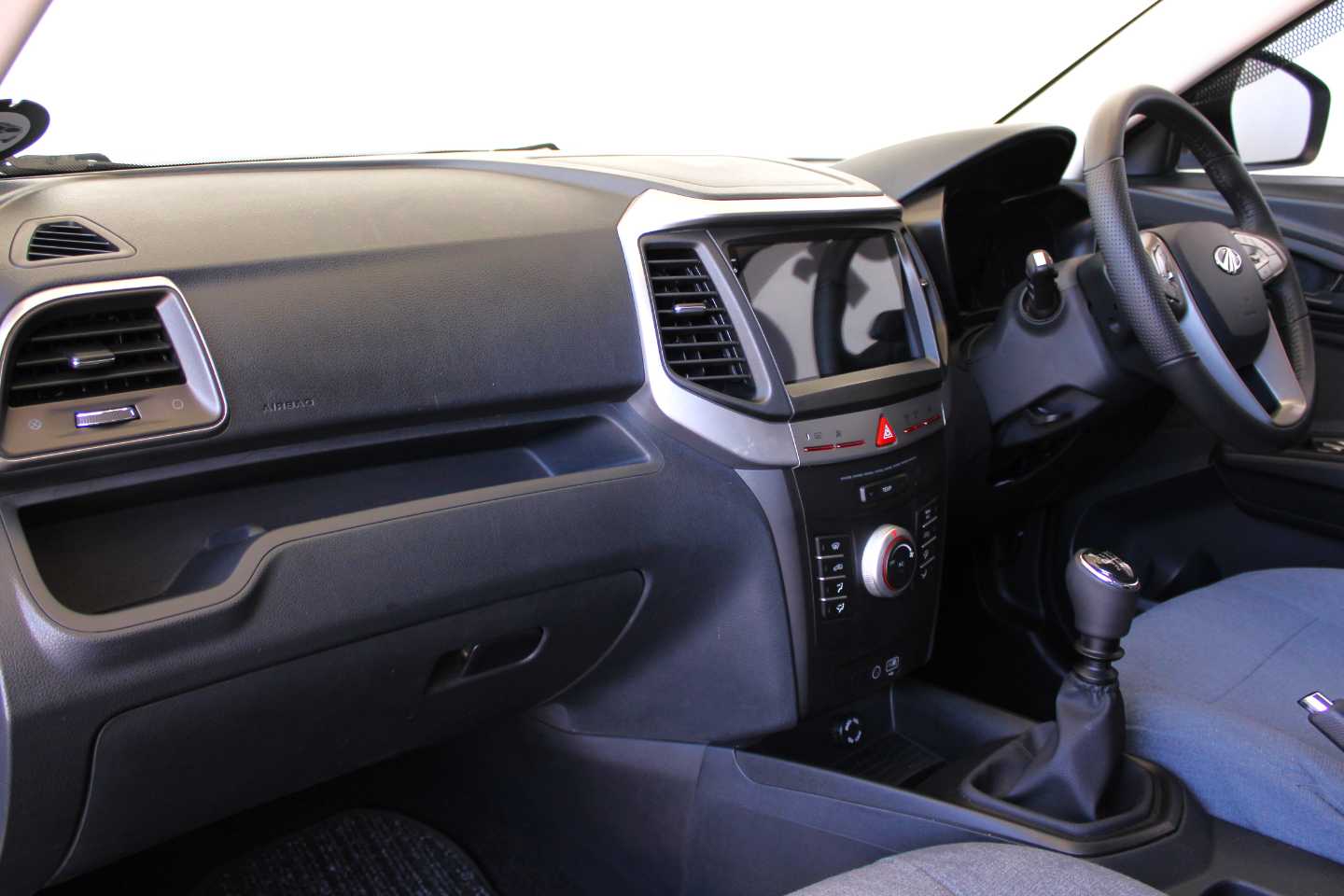 MAHINDRA XUV300 1.5D (W6) - 13 